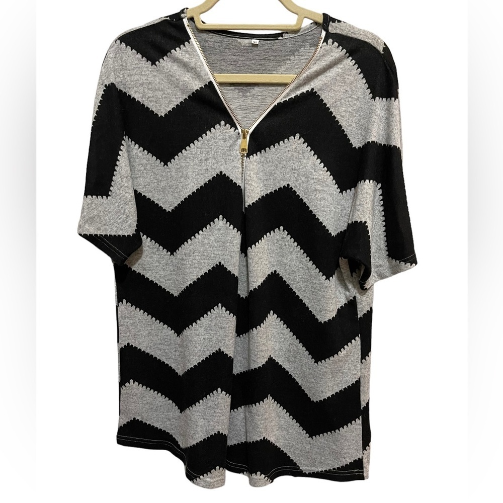 Black and grey Large Chevron knot shirt with zipper motif at V-Neck size XL